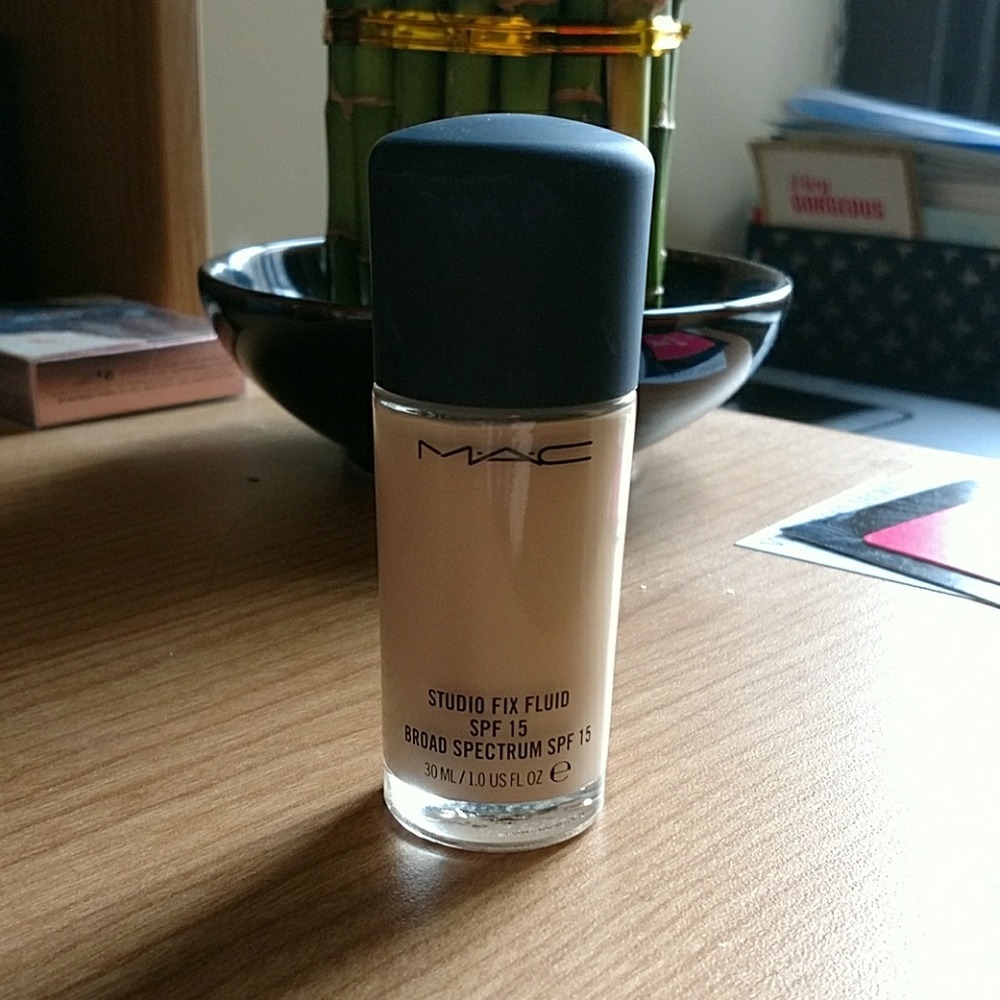 Mac NW10 studio fix foundation